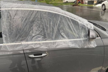下豪雨車主忘關窗　「好心路人」幫擋雨並留下暖心紙條　網讚大好人！